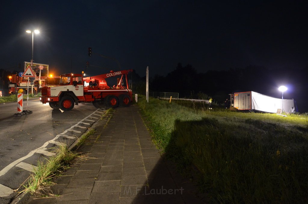 VU LKW umgestuerzt Feldkassel Industriestr Robert Boschstr P130.JPG